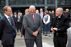 • King Harald V of Norway (centre) with IGC President Arne Bjørlykke (right) and Secretary General Anders Solheim.